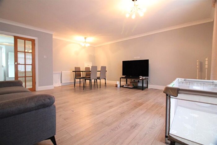 2 Bedroom Flat To Rent In Wildoaks Close, Northwood, HA6