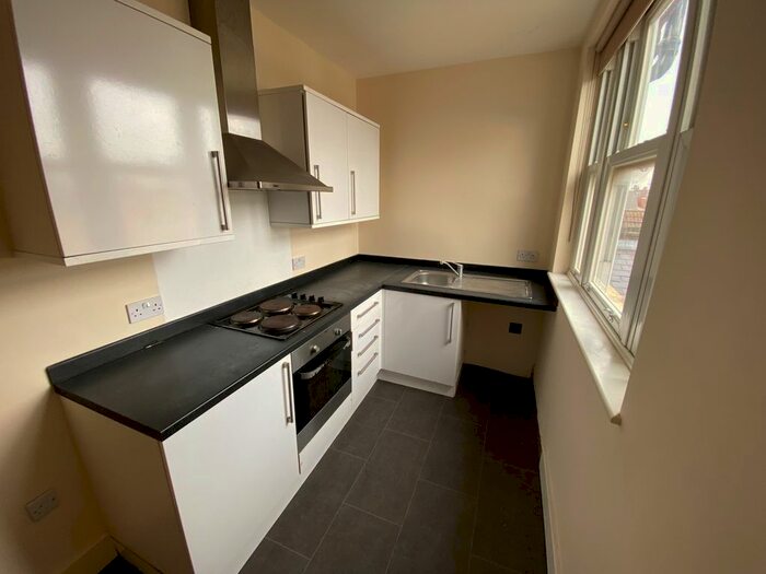 2 Bedroom Flat To Rent In Hamlet Court Road, Westcliff-On-Sea, SS0