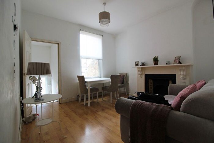 2 Bedroom Flat To Rent In Tulse Hill, London, SW2