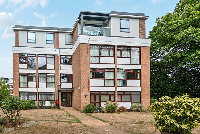 2 Bedroom Flat To Rent In Beechcroft Manor, Weybridge, Surrey, KT13