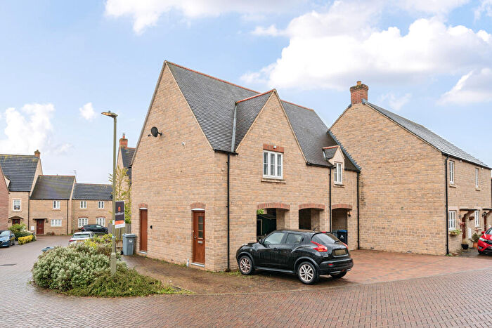 2 Bedroom Maisonette To Rent In Carriage Crescent, Witney, OX28