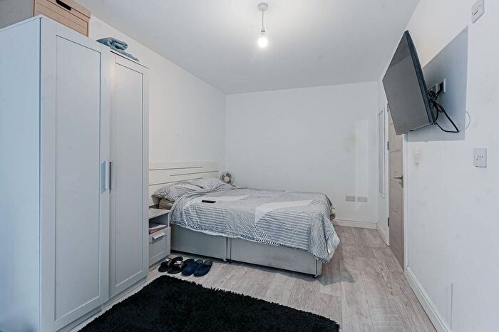 3 Bedroom Bungalow For Sale In The Green, East Acton, London, W3