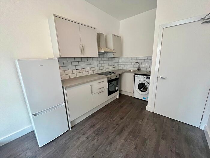 1 Bedroom Flat To Rent In Daisy Hill, Dewsbury, WF13