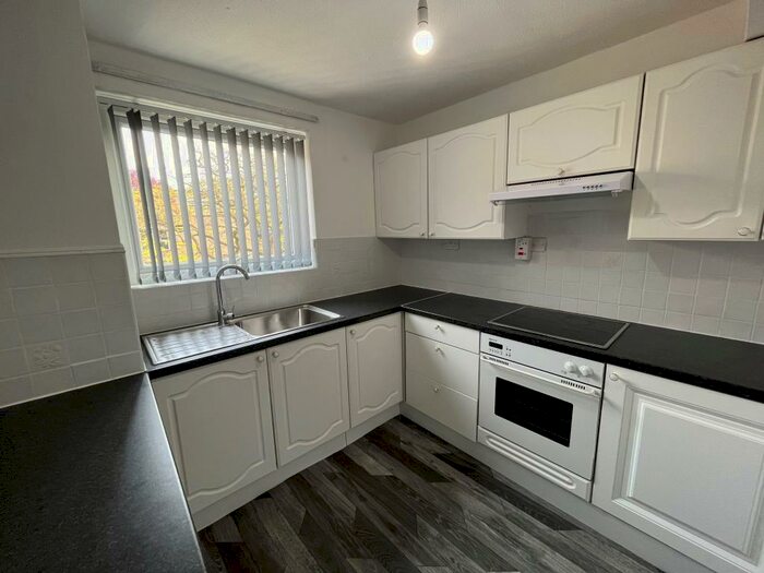 2 Bedroom Flat To Rent In Lister Gardens, Bradford, BD8