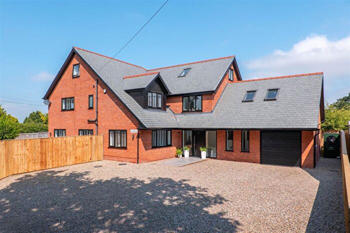 6 Bedroom Detached House For Sale In Wigan Road, Clayton-Le-Woods, PR25