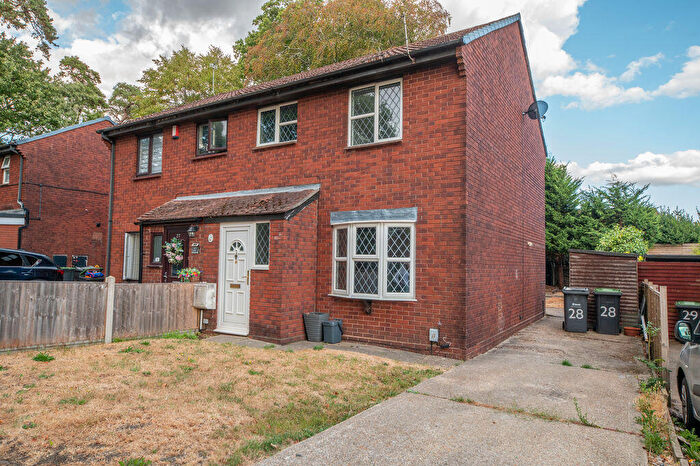 3 Bedroom Semi-Detached House For Sale In Cardinal Drive, Waterlooville, PO7