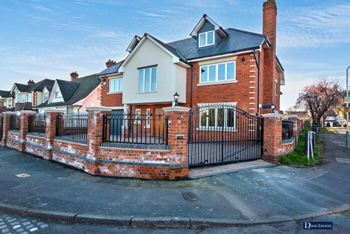6 Bedroom Detached House For Sale In Curtis Road, Emerson Park, Hornchurch, RM11