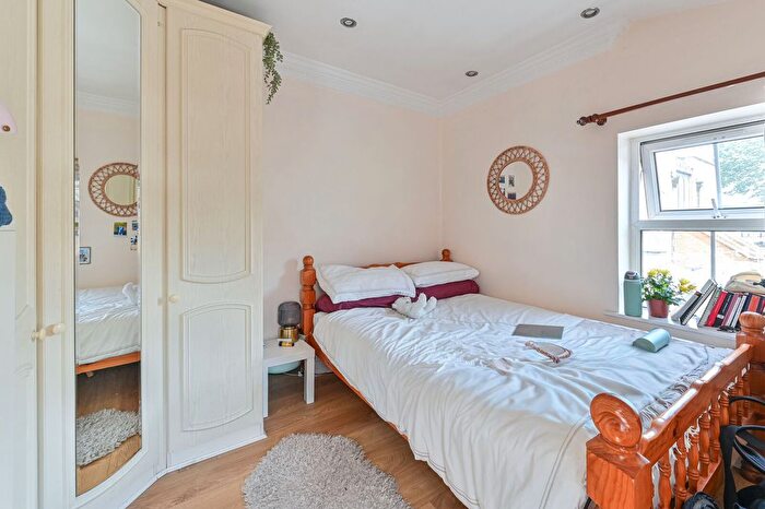 4 Bedroom Flat For Sale In Stockwell Road. London, Stockwell, London, SW9