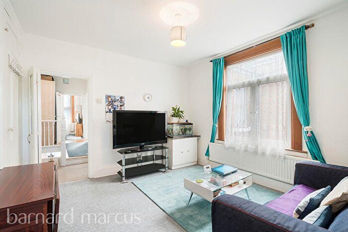 2 Bedroom Maisonette To Rent In Temple Road, Cricklewood, NW2
