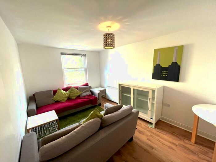 3 Bedroom Apartment To Rent In St Andrew`s Close, Canterbury, CT1