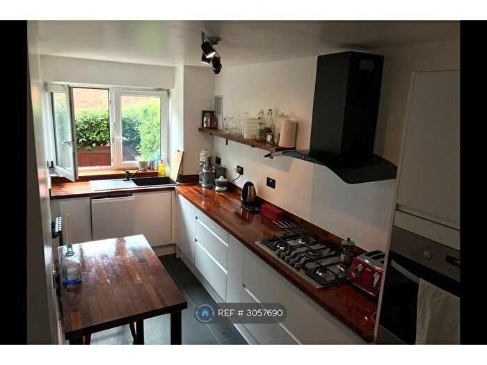 2 Bedroom Flat To Rent In Hillery Close, London, SE17