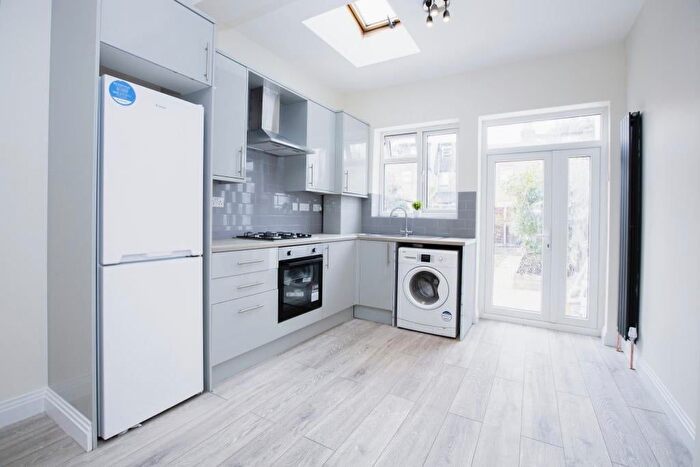 2 Bedroom Flat To Rent In Grove Green Road, London, E11
