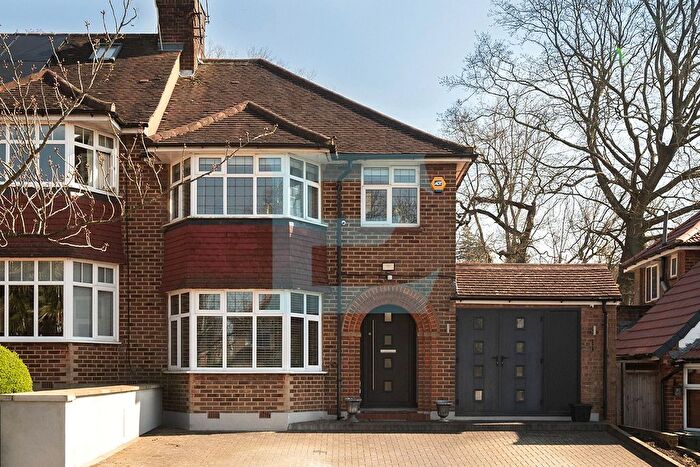4 Bedroom Semi Detached House For Sale In Worcester Crescent, Mill Hill, London, NW7