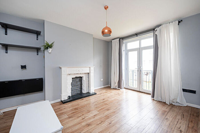 1 Bedroom Flat For Sale In Simmons House, , Tower Hamlets, London, E2