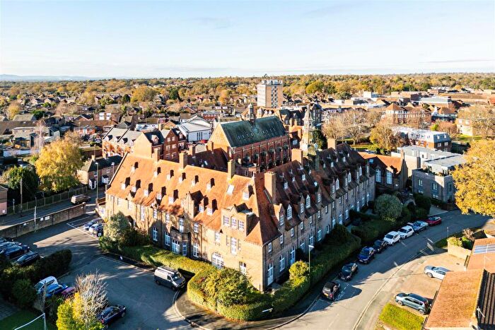 2 Bedroom Flat For Sale In Syresham Gardens, Haywards Heath, RH16