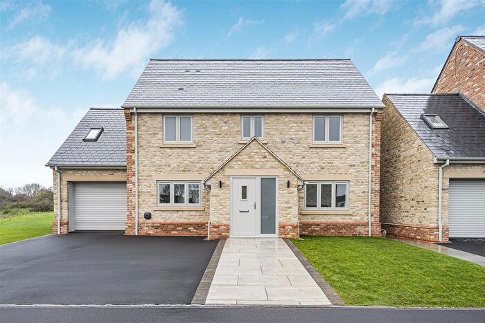 4 Bedroom Property For Sale In Home Farm Close, Ambrosden, OX25