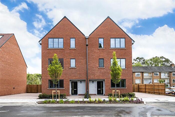 4 Bedroom Detached House To Rent In Woking, GU21