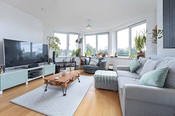 2 Bedroom Apartment For Sale In Sutton Court Road, Sutton, SM1