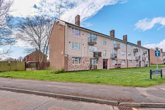2 Bedroom Flat To Rent In Longfield Crescent, Tadworth, KT20
