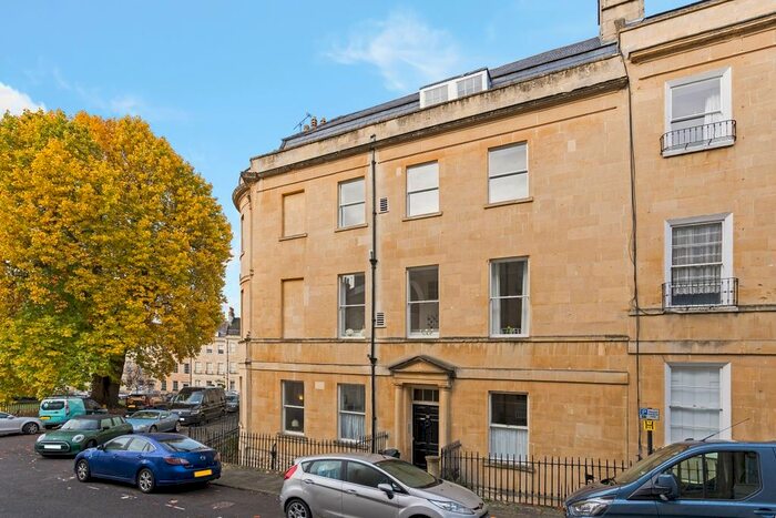 3 Bedroom Flat To Rent In St. James's Square, Bath, BA1