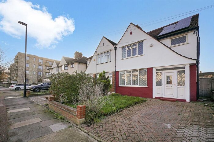 4 Bedroom Semi-Detached House For Sale In Blacklands Road, London, SE6