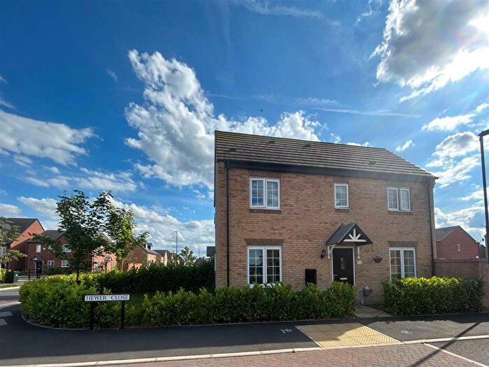 3 Bedroom Semi-Detached House To Rent In Hewer Close, New Rossington, Doncaster, DN11