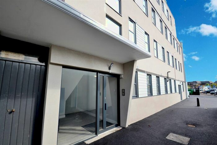 3 Bedroom Flat To Rent In Victoria Road, Horley, RH6