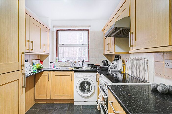 2 Bedroom Flat To Rent In Parkgate Road, London, SW11