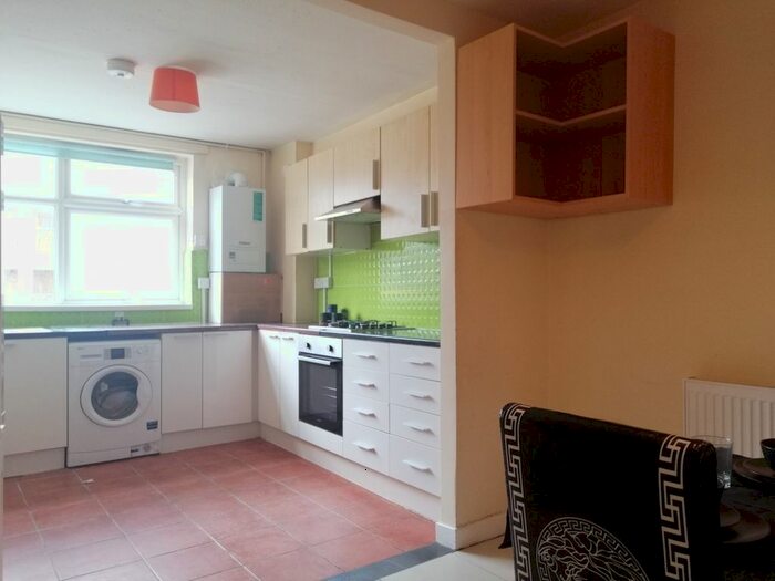 4 Bedroom Flat To Rent In New Cross Road, London, SE14