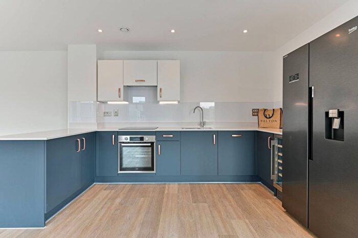 3 Bedroom Flat To Rent In Walton Court, Walton-On-Thames, KT12