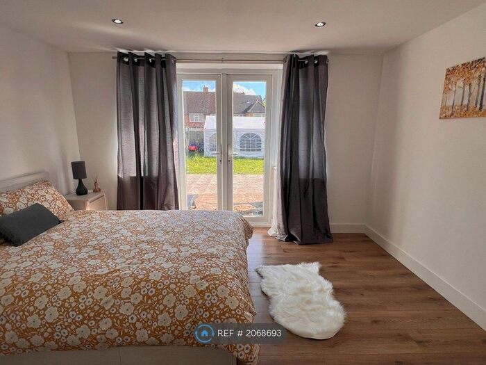 1 Bedroom Flat To Rent In York Way, Watford, WD25