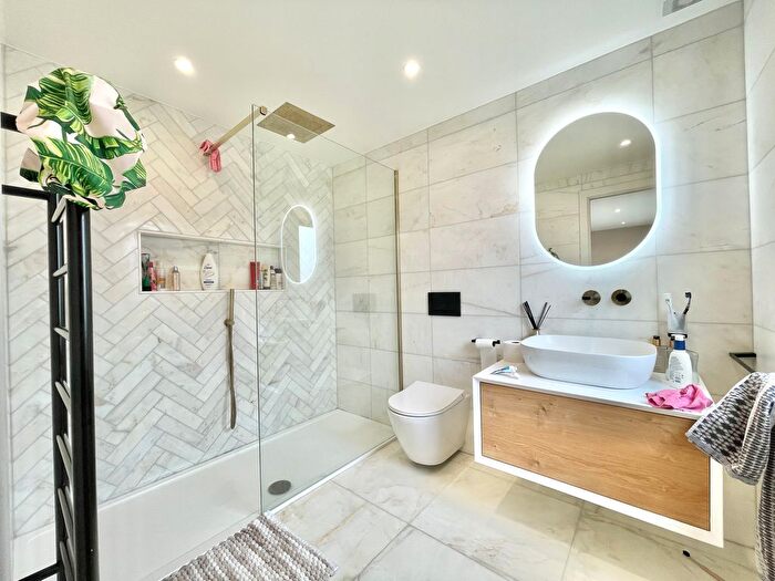 4 Bedroom Semi-Detached House To Rent In Cissbury Ring North, London, N12