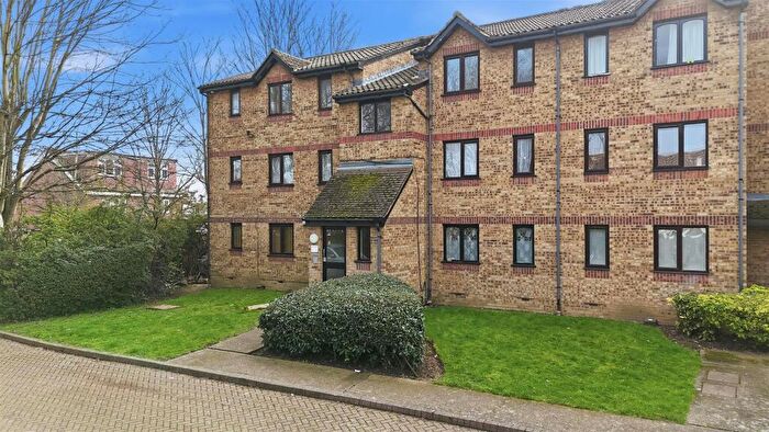 1 Bedroom Flat For Sale In Gartons Close, Enfield, EN3