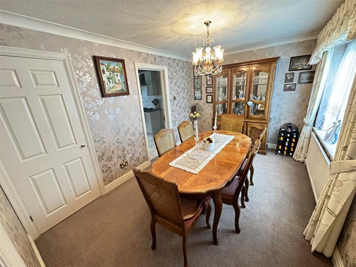 4 Bedroom Detached House For Sale In Palmers Croft, Chelmsford, CM2