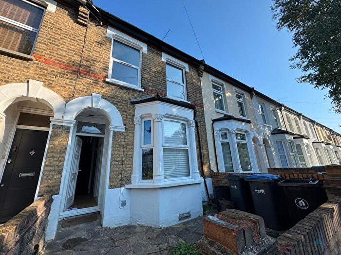 4 Bedroom End Of Terrace House To Rent In Cheddington Road, Edmonton, N18