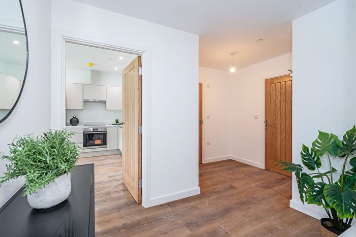 1 Bedroom Flat To Rent In Lakeside Close, Staines Upon Thames, TW18