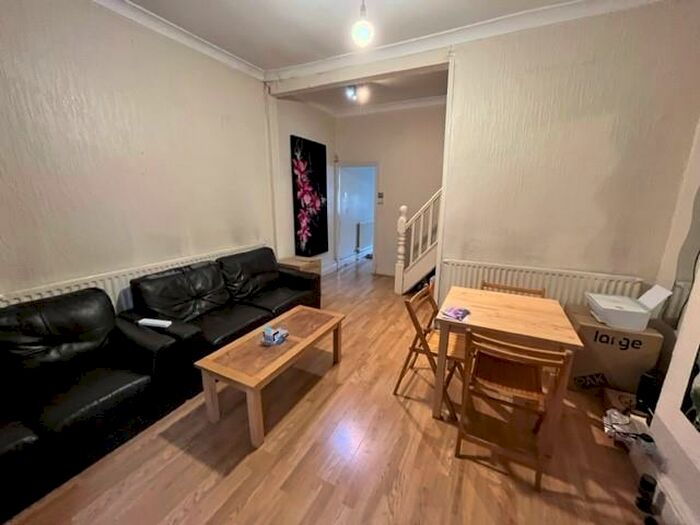 2 Bedroom Flat To Rent In B Bristol Road, Selly Oak, Birmingham, B29