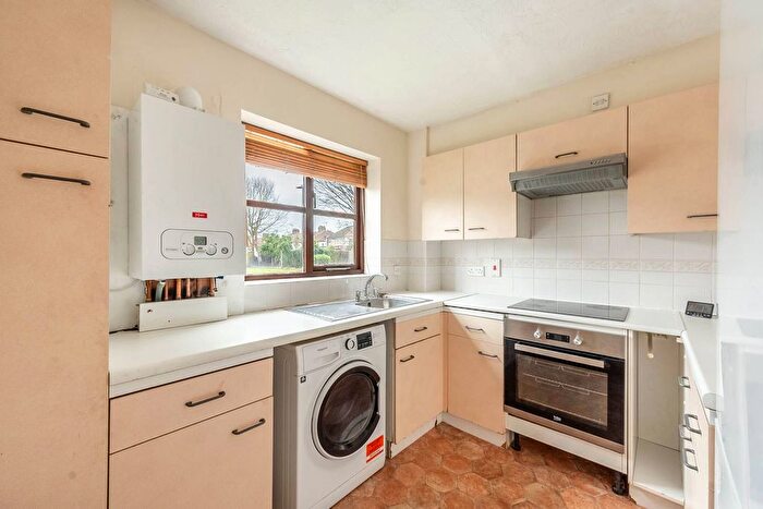 2 Bedroom Flat To Rent In Lime Close, Harrow, HA3