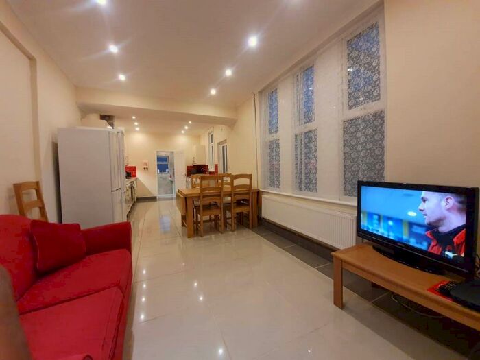 5 Bedroom House To Rent In Mackintosh Place, Roath, Cardiff, CF24