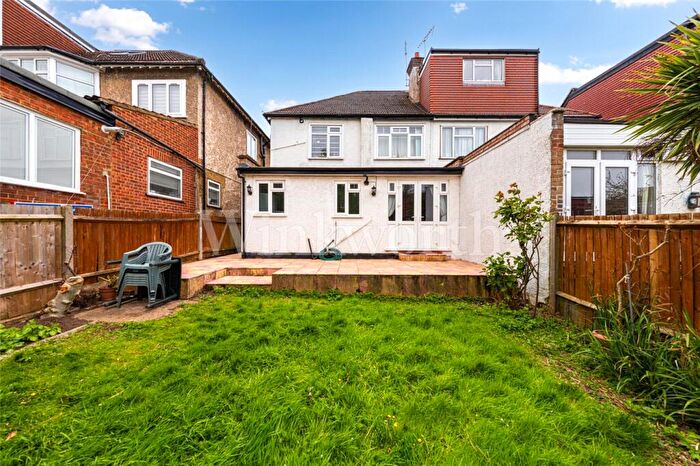 2 Bedroom Apartment To Rent In St. Johns Road, London, NW11