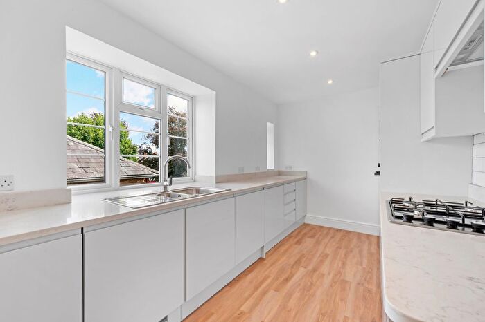 1 Bedroom Flat To Rent In Warwick Court, Hook Road, Surbiton, KT6