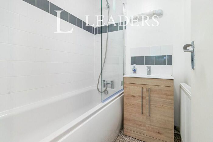 2 Bedroom Apartment To Rent In Queens Court, Ellesmere Road, KT13