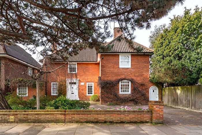 5 Bedroom Detached House For Sale In Edgehill Road, Ealing, W13