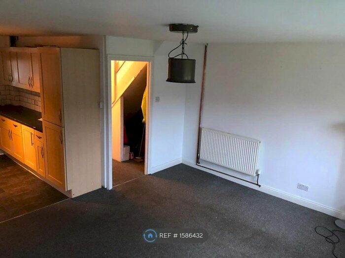 2 Bedroom Maisonette To Rent In Walker Close, Easton, Bristol, BS5