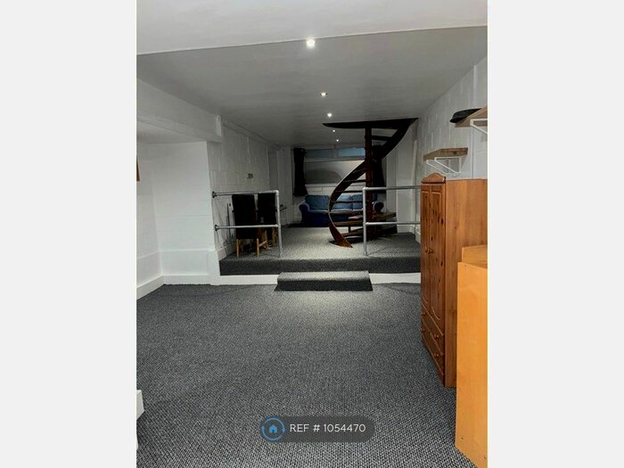 2 Bedroom Maisonette To Rent In High Street, Sutton, SM1