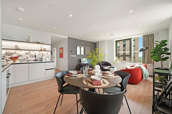 3 Bedroom Flat To Rent In Artisan Point, Victoria Road, W3