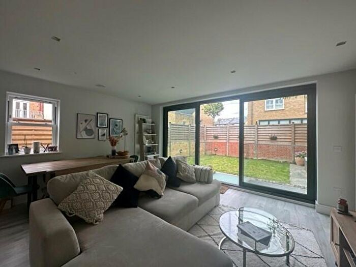 3 Bedroom Flat To Rent In Myn House, Lordship Lane, SE22