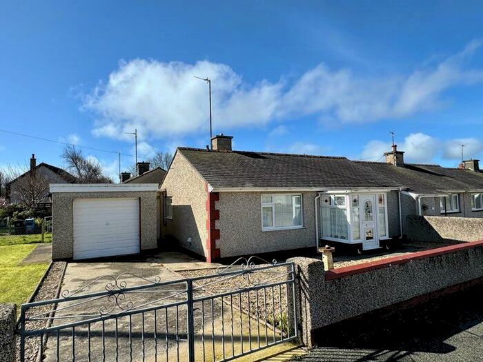 2 Bedroom Bungalow For Sale In Bron Heulog, Valley, LL65