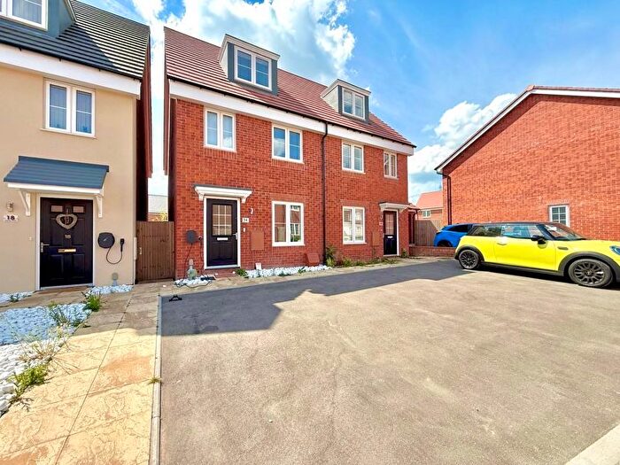 3 Bedroom Town House For Sale In Rothbury Mead, Thorn, LU5