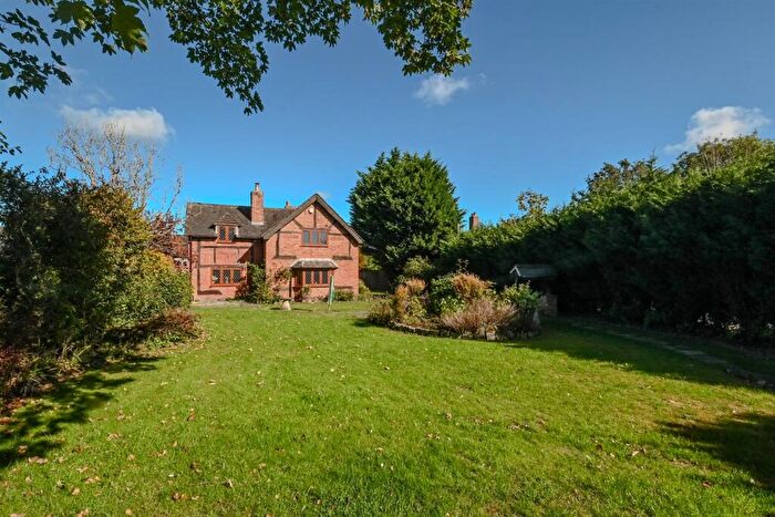 4 Bedroom Detached House For Sale In Manor Close, Short Lane, Barton Under Needwood, DE13